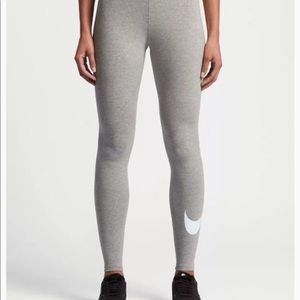 💥Nike Women’s light gray Leggings w/ club logo💥
